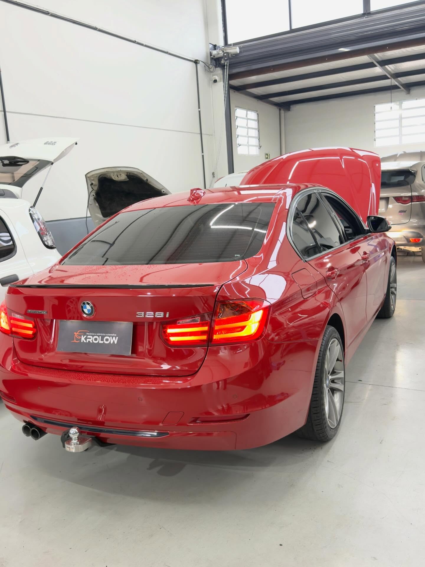 BMW 328i vermelho em manutenção na oficina Krolow
