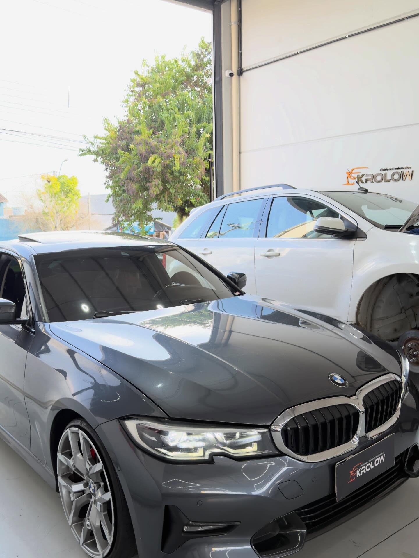 BMW Série 3 cinza e Audi branco em atendimento na Krolow