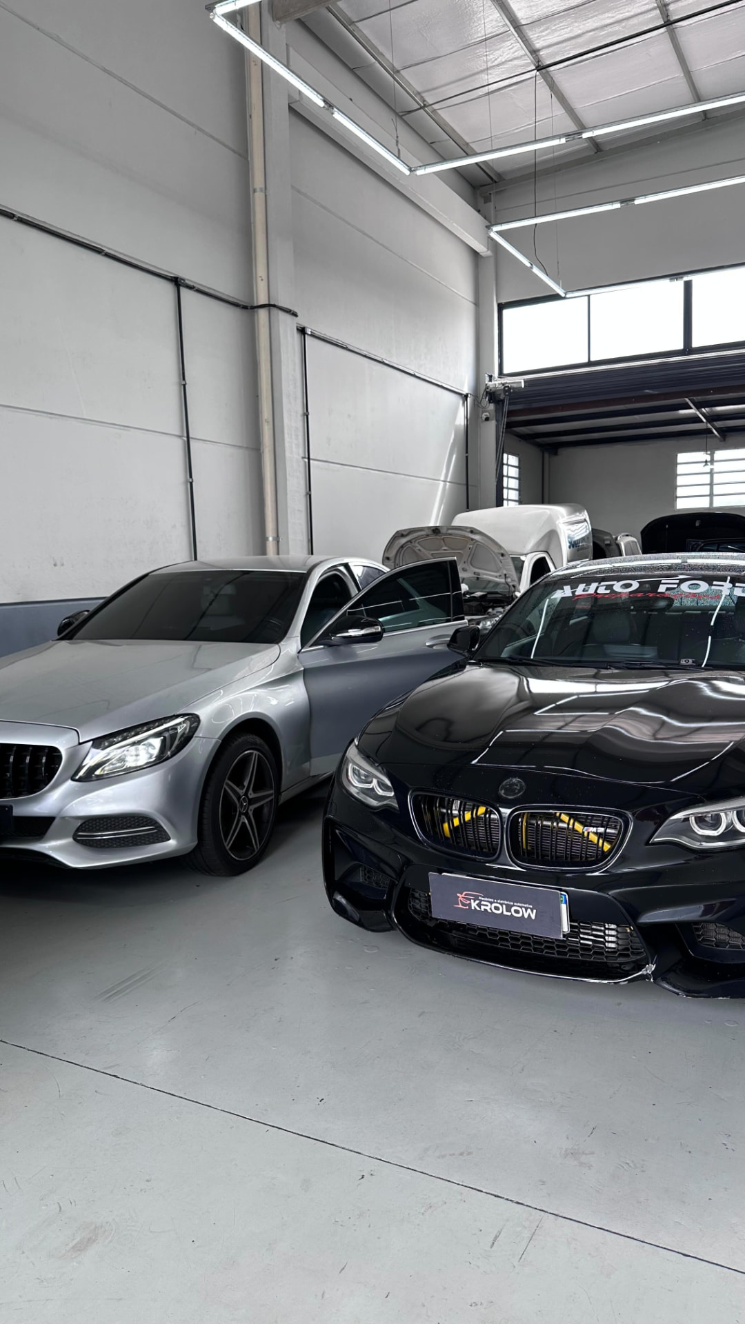 Mercedes-Benz Classe C e BMW M2 na oficina Krolow