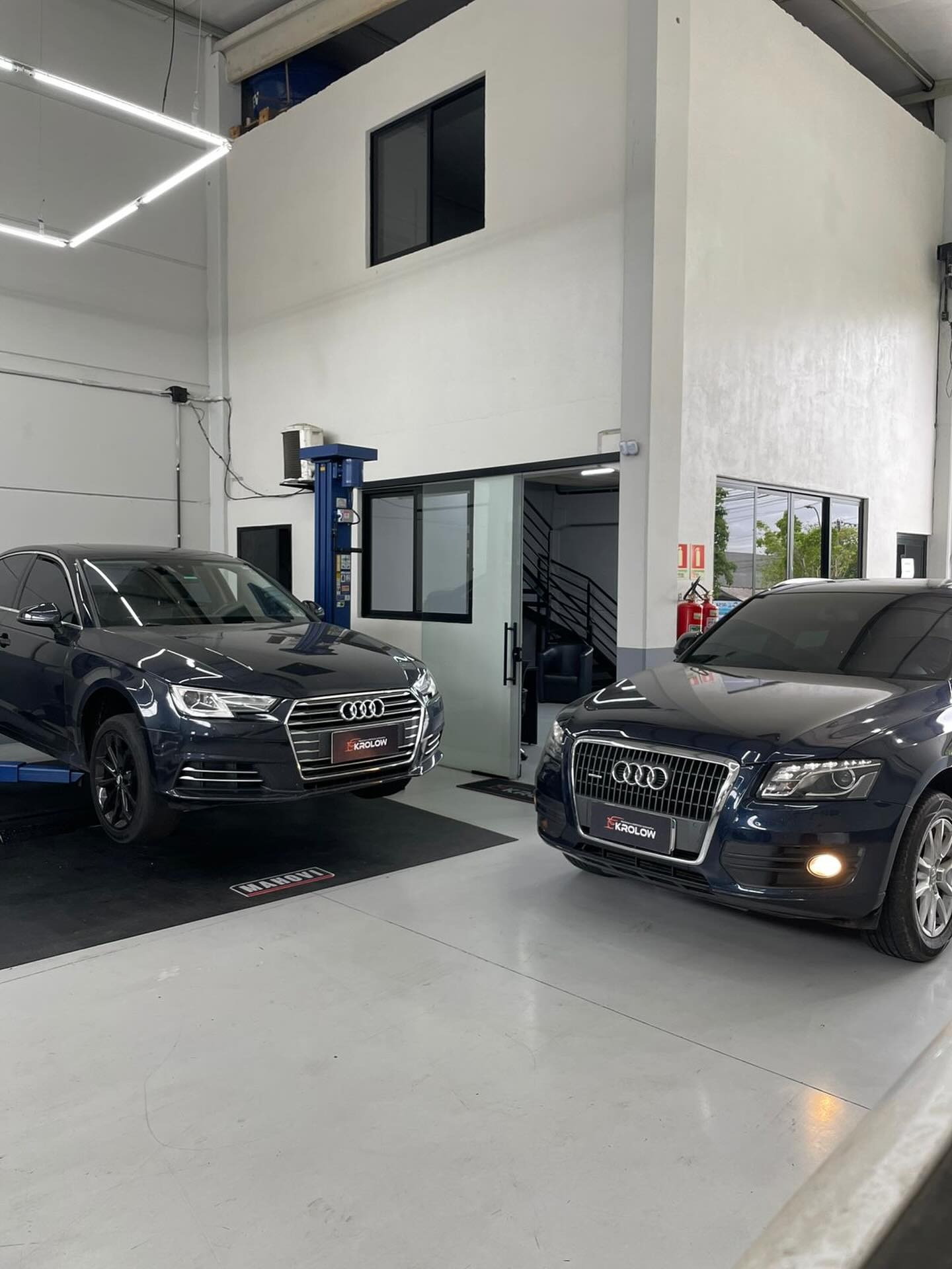 Oficina Krolow com dois veículos Audi em manutenção preventiva