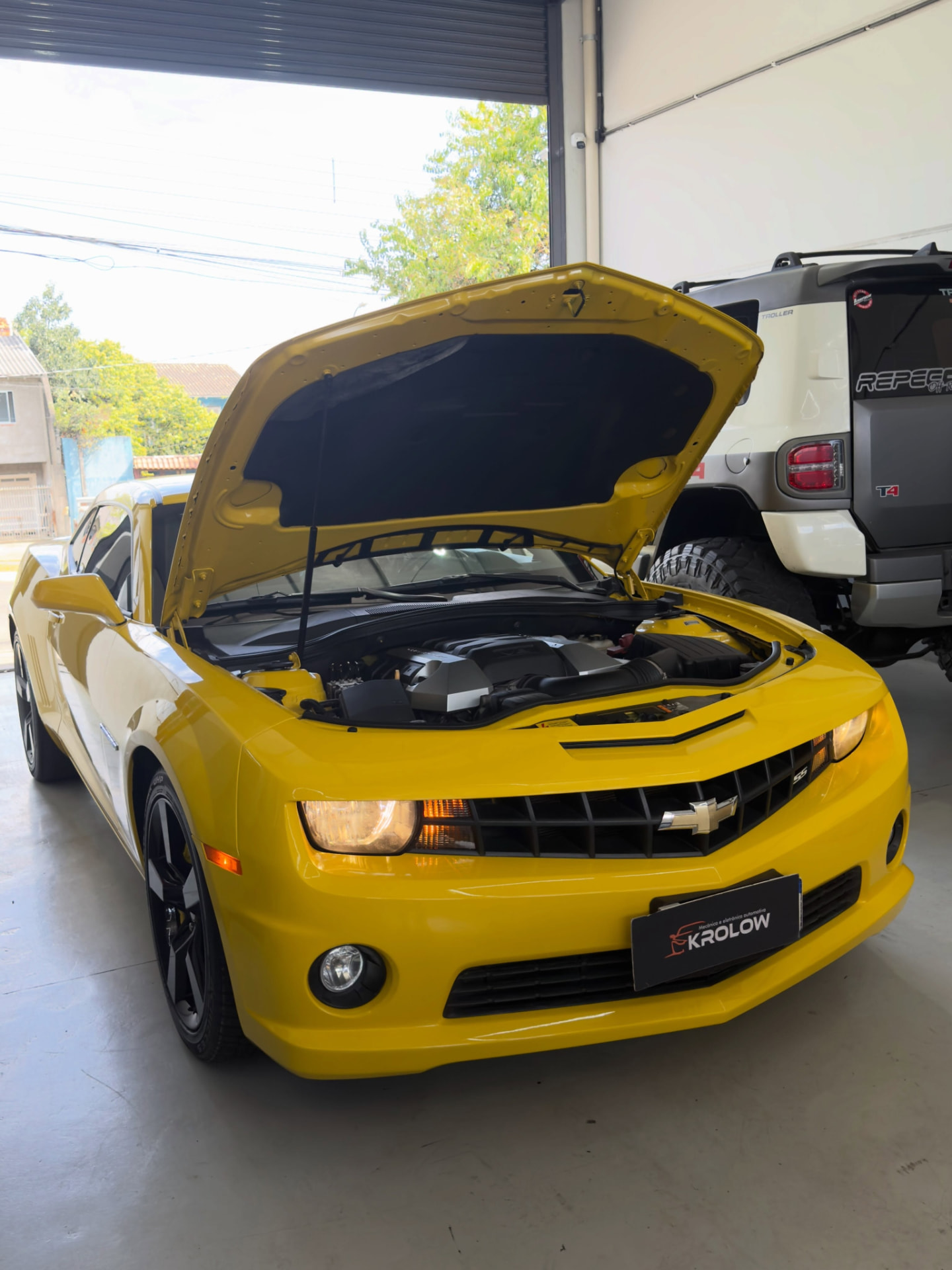 Chevrolet Camaro SS amarelo com capô aberto na Krolow