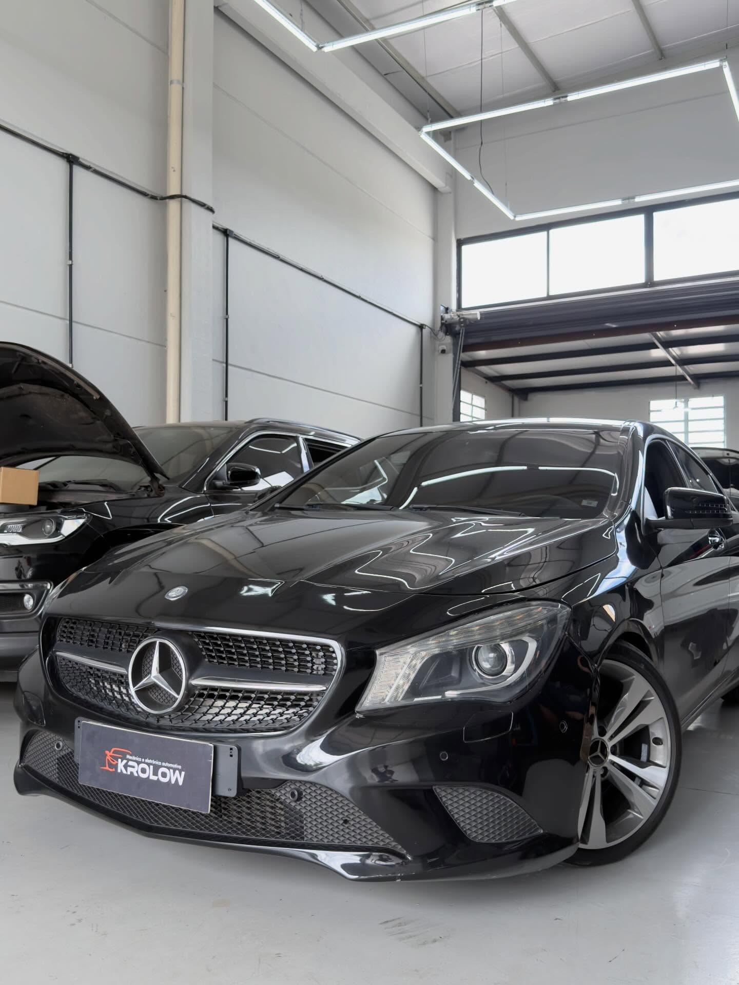 Mercedes-Benz CLA preto em atendimento na oficina Krolow