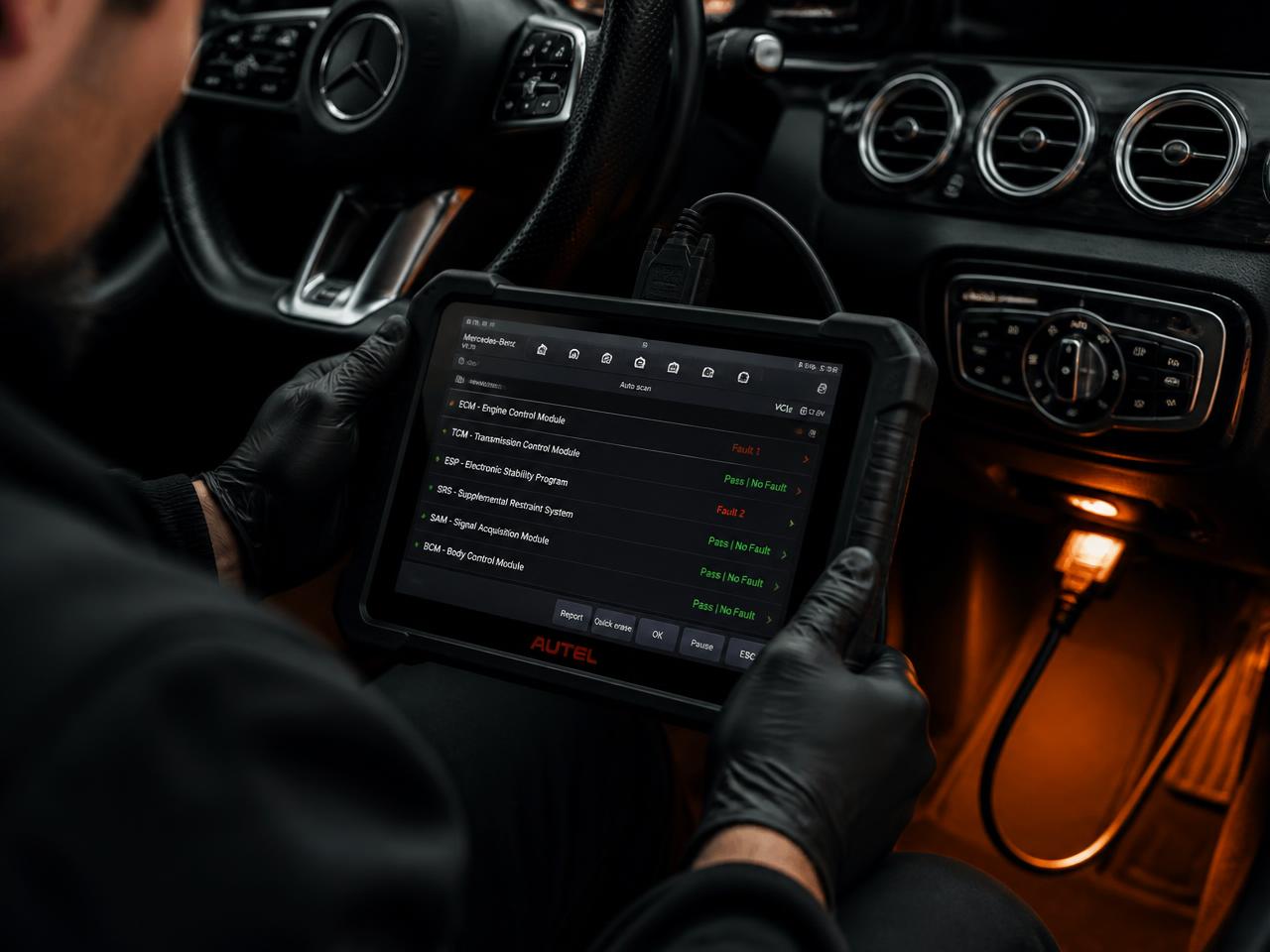 Scanner de diagnóstico eletrônico automotivo lendo módulos de um veículo importado